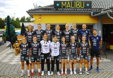 BSV Sachsen Zwickau 2019/20 (jeweils von links nach rechts):  hinten - Petra Nagy, Simona Stojkovska, Katarina Pavlovic, Isa-Sophia Rösike, Alisa Pester, Klara Schlegel, Mannschaftsbetreuer Lars Radecker  vorn - Lisa Felsberger, Nadja Bolze, Torhüterin Charley Zenner, Torhüterin Ela Szott, Rebeka Ertl, Fabienne Kracht, Jenny Choinowski rechts Trainer Norman Rentsch.