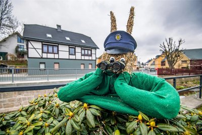 Sogar ein auf der Lauer liegender Polizist ist im Ostergarten in Zschorlau zu entdecken.