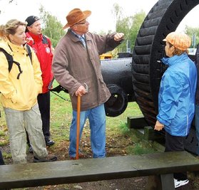 
              <p class="artikelinhalt">Auf der Reiche Zeche erklärt Wanderführer Rolf Börner die Funktionsweise eines Wasserrades als Antriebsmechanismus im Bergbau. </p>
            
