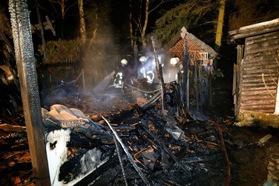 Schuppen in Niederlichtenau brennt komplett nieder.