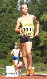 Lara Ackermann holte für den LAV Reichenbach den Sieg über 2000 Meter Gehen der W 13. 