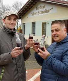 Christian Baltrusch (l.) und Thomas Weigel vom Verein mit dem "Streunerblut", einem Likör.