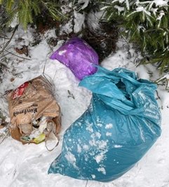 Wieder Müllsäcke mit Windeln am Waldrand entsorgt. 