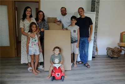 Diese und weitere Kartons hat Familie Trokhymchuk von der Awo Erzgebirge erhalten. Darin sind Möbel für die Wohnung, die sie gerade bezogen hat. Im Bild von links: Ewgenia Trokhymchuk, Ksenia (9), Simone Lang, Christian Saffert, Iwan (11), Oleksiy und vorn Leo (3). 