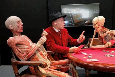 Bei einer Pressekonferenz in Greiz 2020 ließ sich Gunther von Hagens mit zwei seiner Plastinate an einem Pokertisch ablichten. 