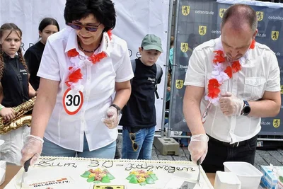 Freitorte statt Freibier: Ihr 30-jähriges Jubiläum feierten Stadtwerke und Oewog. Stadtwerke-Chefin Ines Puhan und Torsten Stengel für die Oewog schneiden eine Jubiläumstorte an.