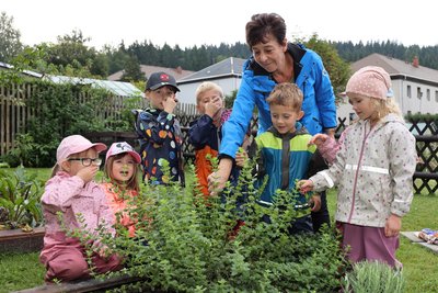 Würzig riecht die Melisse, erklärt Erzieherin Jannette Weigel den Kindern.