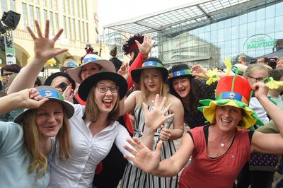 Das Hutfestival auf dem Chemnitzer Neumarkt.