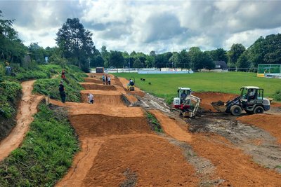 Nach dem Entfernen der Gehölze wurden etwa 1800 Tonnen Erdreich nach den Wünschen der Initiatoren geformt. Später kamen 130 Tonnen Brechsand auf den Parcours.