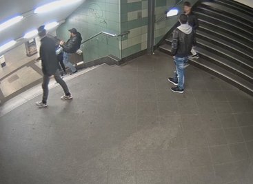 Das Foto aus einer Videosequenz, mit dem die Berliner Polizei um Mithilfe bei der Identifizierung mehrerer Männer bittet, zeigt den brutalen Angriff auf eine junge Frau in einem U-Bahnhof im Berliner Stadtteil Neukölln. Die Polizei veröffentlichte es im Internet.