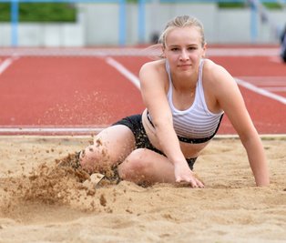 Aktuell trainiert die Glauchauer Leichtathletin Luise Hammer noch hauptsächlich auf den Anlagen des TVL Freiberg. Ab September absolviert sie ihre Übungen in den USA. 