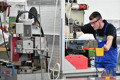 In der Zentralwerkstatt von Siltronic erlernt Nico Buschmann den Beruf eines Mechatronikers. Mit der Spezialisierung auf den Kfz-Bereich ist der Beruf der meistgewünschte im Landkreis, doch die Stellen begrenzt.