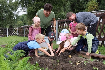 Fachkundige Unterstützung bei der Kartoffelernte erhielten die Kinder auch von Falko Müller, der gelernter Gärtner und heute Bewohner des Pflegeheims ist.