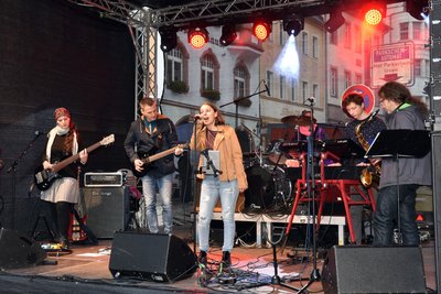 Auf zwei Bühnen wird musiziert: Poppig rockig der Auftritt von Take C/O auf der kleinen Bühne.
