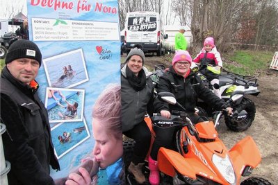 Frank, Mandy, Nora und Nala Vanis (v. l.) sammeln bei den Harthaer Quadrofanten Spenden für eine Therapie. 