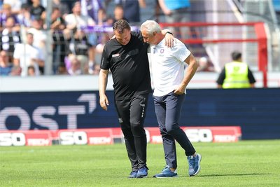 VfL-Cheftrainer Uwe Koschinat (links) und FCE-Coach Pavel Dotchev im Gespräch vor dem Spiel.