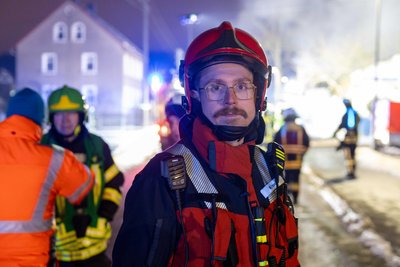 Der stellvertretende Kreisbrandmeister Kevin Franz im Einsatz beim Großbrand in Kleinschirma.