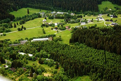 Historisches Luftbild vom Tannenbergsthaler Ortsteil Gottesberg zeigt, einen Teich gab es nie im Dorf und gibt es bis heute nicht.