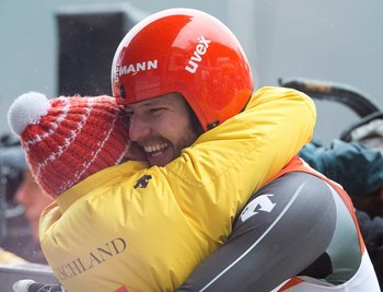 Ralf Palik (rechts) und Cheftrainer Norbert Loch jubeln über den 2. Platz von Palik.