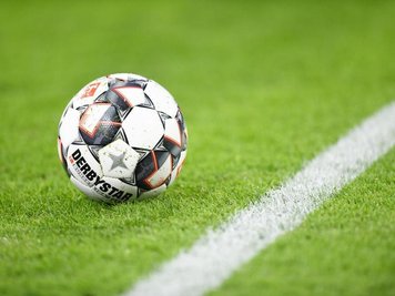            Ein Fußball liegt auf dem Rasen.