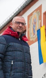 Blau-gelb statt gelb-blau: Als Zeichen der Solidarität wurden am Marienberger Rathaus die Flaggen gedreht. Derweil hat die Bergstadt Hilfsprojekte für Geflüchtete initiiert. "Diese von den Kriegshandlungen stark betroffenen und zum Teil traumatisierten Menschen benötigen unsere Hilfe und unseren Schutz", sagt Oberbürgermeister André Heinrich. 