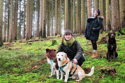 Laden für Samstag zu einer geführten Wanderung für den guten Zweck ein: Fitnesstrainerin Jasmin Gruhl (rechts) und Hundetrainerin Isabelle Koschek. Start ist am Parkplatz Grünes Tal in Mühlwand. 