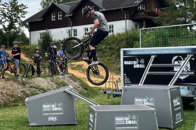 „Es ist eine schöne Anlage geworden“, sagt Marco Hösel. Der sechsfache Trialweltmeister bereicherte mit seiner Bikeshow die Parcourseröffnung. Er lobt ebenfalls die zentrale Lage.