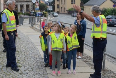 Die Polizisten Rüdiger Riedel (links) und Uwe Huster haben in Falkenstein erklärt, worauf Erstklässler beim Schulweg achten sollen. 