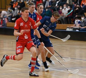 Mittendrin im Getümmel der Floorball-Bundesliga: Junioren-Nationalspieler Luis Rüger (rechts) ist im Winter seinem großen Bruder Julian gefolgt und aus Bayern nach Chemnitz gewechselt. 