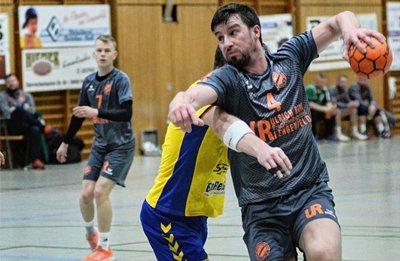 Lengenfelds Andy Möckel (am Ball) war mit zehn Treffern kaum zu halten. Vereinsintern zählt er bisher die meisten Tore. 