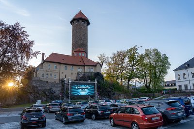 Den Klassiker Autokino – hier die Schlossarena 2020 – gibt es bald auch für Jugendliche mit ihren Mopeds.