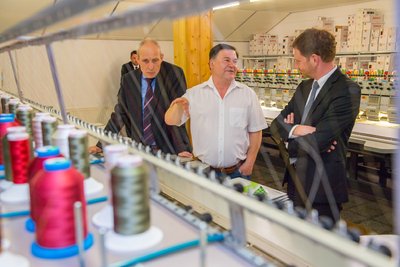 Firmenchef Hartmut Funke (Mitte) erklärt Eibenstocks Bürgermeister Uwe Staab (links) und Ministerpräsident Michael Kretschmer die Funktionsweise der innovativen Sohle.
