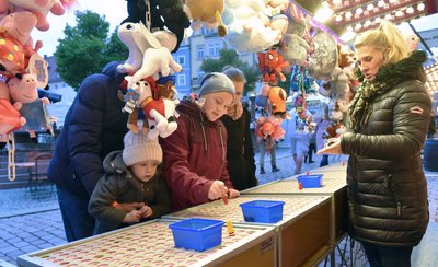 Die Mittweidaerin Selina versucht sich mit ihrer Familie beim Papierstechen.
