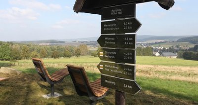 Für eine Verschnaufpause mit herrlichem Blick ins Land bieten sich auchdiese zwei neuen Sitze an. 