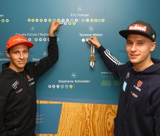 Eric Frenzel (l.) und Terence Weber haben sich auf der Medaillenwand im K3 verewigt und freuen sich schon auf den Sommer-Grand-Prix. "Am Fichtelberg ist es immer sehr cool", so Weber. 