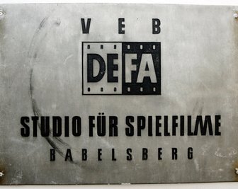 Heute historisch: Das Firmenschild der Deutschen Film AG - fotografiert im Filmmuseum in Potsdam.