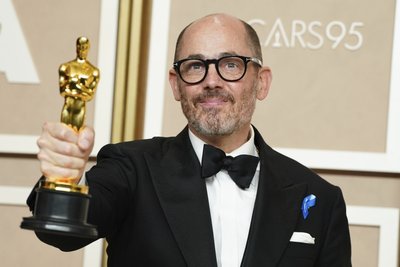 Regisseur Edward Berger mit seinem Oscar.