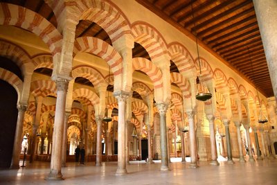 Die Kathedralmoschee von Cordoba: ein Kirchenschiff in einer riesigen Gebetshalle, einst für Muslime gebaut.