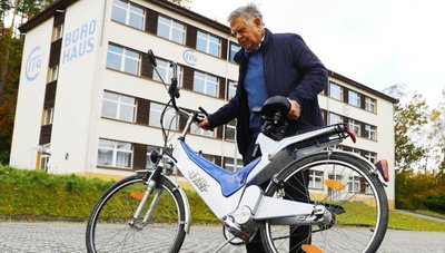 Eberhard Bredel gehörte Mitte der 1990er-Jahre zu den fünf Entwicklern der ITG Engineering GmbH Zschopau, die Yoker, das europaweit erste Fahrrad mitHybridantrieb, fertigten.