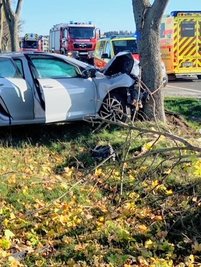 Ein VW war am Dienstagmittag auf der B 173 bei Oberschöna in Höhe des Erdbeerfeldes frontal gegen einen Baum gefahren. 