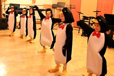 Der Pinguin-Tanz der Kita-Gruppe der Musikschule Mittweida.