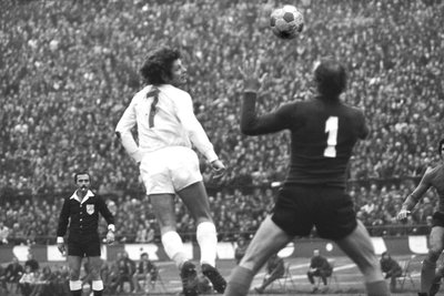 Entscheidende Situation: Zwickaus Joachim Schykowski überwindet Torhüter Franco Superchi per Kopf zum 1:0 und schaffte damit die Voraussetzung fürs Elfmeterschießen.