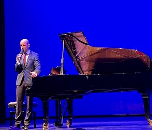 Generalmusikdirektor Guillermo García Calvo war sichtlich bewegt, als er im Opernhaus in die Kompositionen seiner Soiree einführte und besonders die Solidarität mit der Ukraine betonte. 
