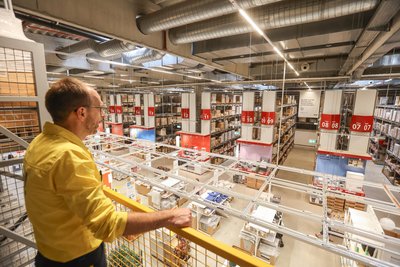 Die Regale im Warenlager stehen jetzt auf einer Seite und bieten mehr Ausstellungsfläche.