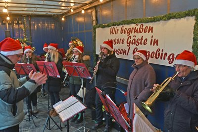 Eröffnung des zweitägigen Adventsmarktes in Neuhausen: die Fröhlichen Blasmusikanten Cämmerswalde spielen auf.