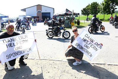 Die Zuschauer Bianca und Alexander Pabsdorf aus der Kreisstadt dankten mit ihrer Botschaft auf den Fahnen „Danke den Helfern und Sponsoren“ den Ehrenamtlichen.