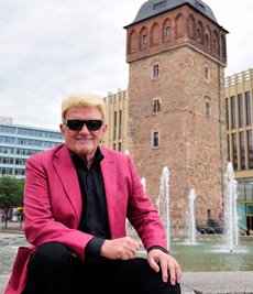 Foto links: Musiker Heino rührte in Chemnitz die Werbetrommel für sein Konzert. Foto oben: Eberhard Langer, Barbara Ludwig, Peter Seifert und Sven Schulze (von links) nahmen ein OB-Foto auf. Foto unten: Robby und Simone Lindner organisieren mit Ingo und Ulrike Lang (von links) das Limbacher Budenzauber-Weinfest.