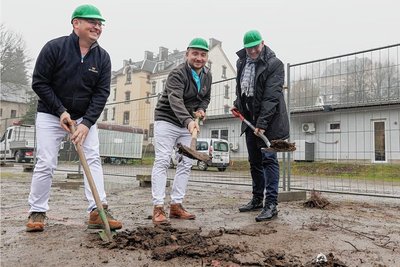 Vollzogen am Dienstag den ersten Spatenstich für den Neubau in Buchholz: die Tierärzte und Inhaber Dr. Stanley Geisler und Marcus Hoppe sowie Thomas Proksch, Bürgermeister von Annaberg-Buchholz. (v. l.). 