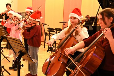 Das Streicherensemble spielte auch „Süßer die Glocken nie klingen“.