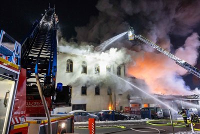 Großbrand in Kleinschirma: Die Löschwasserversorgung am Montagabend war eine Herausforderung.